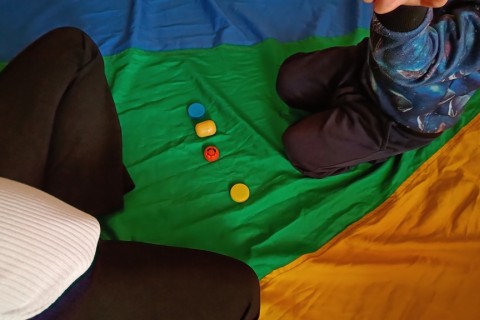 Bawmy się razem - zabawy sensoryczne dla rodziców z dziećmi w wieku 4-5 lat