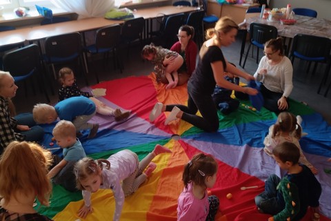 Bawmy się razem - zabawy sensoryczne dla rodziców z dziećmi w wieku 4-5 lat