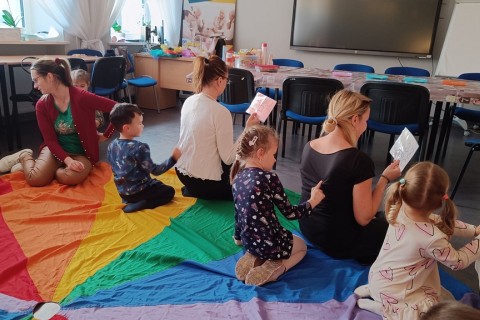 Bawmy się razem - zabawy sensoryczne dla rodziców z dziećmi w wieku 4-5 lat
