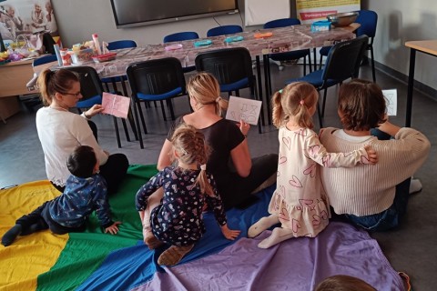 Bawmy się razem - zabawy sensoryczne dla rodziców z dziećmi w wieku 4-5 lat