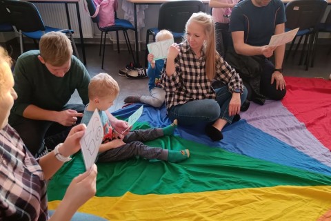 Bawmy się razem - zabawy sensoryczne dla rodziców z dziećmi w wieku 4-5 lat