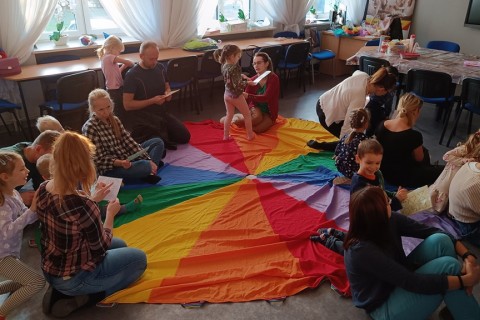 Bawmy się razem - zabawy sensoryczne dla rodziców z dziećmi w wieku 4-5 lat