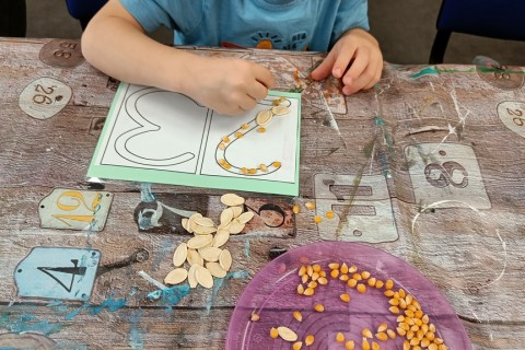 Bawmy się razem - zabawy sensoryczne dla rodziców z dziećmi w wieku 4-5 lat