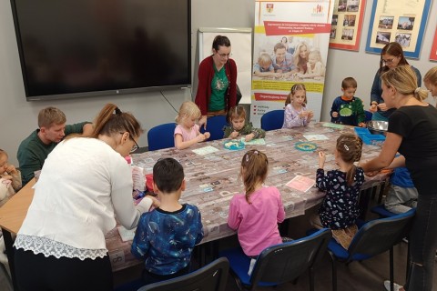 Bawmy się razem - zabawy sensoryczne dla rodziców z dziećmi w wieku 4-5 lat