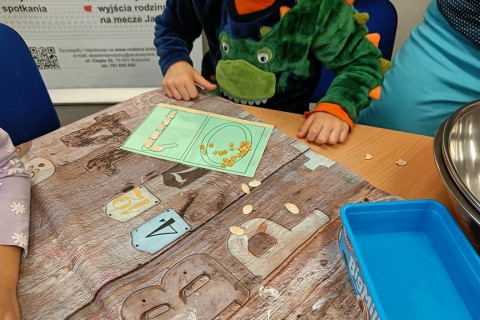 Bawmy się razem - zabawy sensoryczne dla rodziców z dziećmi w wieku 4-5 lat