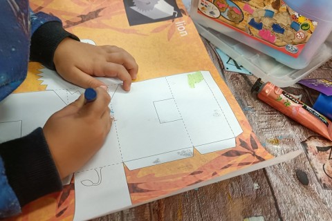 Bawmy się razem - zabawy sensoryczne dla rodziców z dziećmi w wieku 4-5 lat