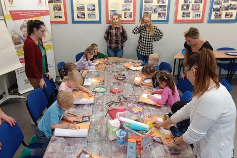 Bawmy się razem - zabawy sensoryczne dla rodziców z dziećmi w wieku 4-5 lat