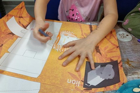 Bawmy się razem - zabawy sensoryczne dla rodziców z dziećmi w wieku 4-5 lat