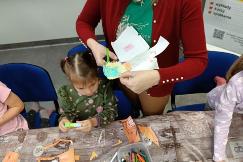 Bawmy się razem - zabawy sensoryczne dla rodziców z dziećmi w wieku 4-5 lat