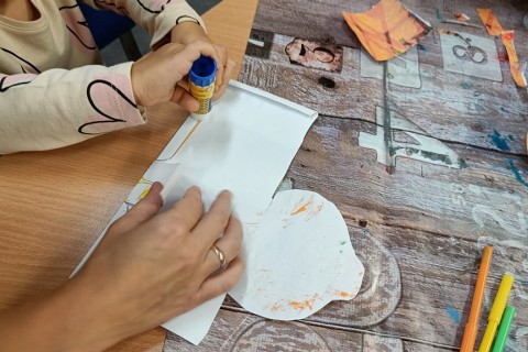 Bawmy się razem - zabawy sensoryczne dla rodziców z dziećmi w wieku 4-5 lat