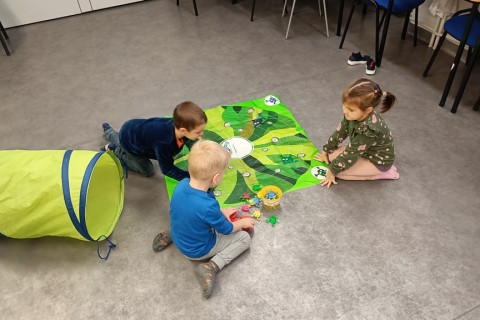 Bawmy się razem - zabawy sensoryczne dla rodziców z dziećmi w wieku 4-5 lat