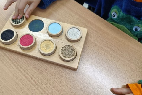 Bawmy się razem - zabawy sensoryczne dla rodziców z dziećmi w wieku 4-5 lat