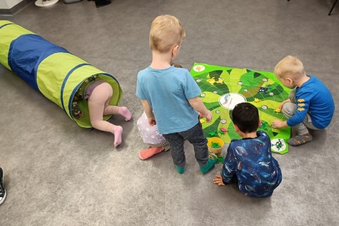 Bawmy się razem - zabawy sensoryczne dla rodziców z dziećmi w wieku 4-5 lat