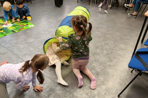 Bawmy się razem - zabawy sensoryczne dla rodziców z dziećmi w wieku 4-5 lat