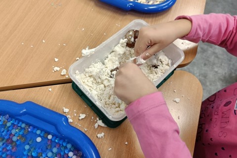 Bawmy się razem - zabawy sensoryczne dla rodziców z dziećmi w wieku 4-5 lat