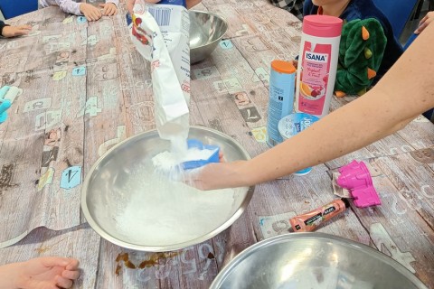 Bawmy się razem - zabawy sensoryczne dla rodziców z dziećmi w wieku 4-5 lat