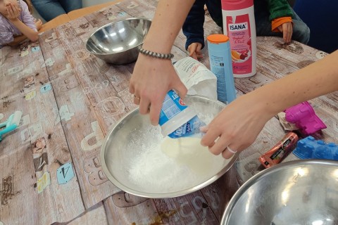 Bawmy się razem - zabawy sensoryczne dla rodziców z dziećmi w wieku 4-5 lat