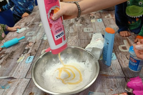 Bawmy się razem - zabawy sensoryczne dla rodziców z dziećmi w wieku 4-5 lat