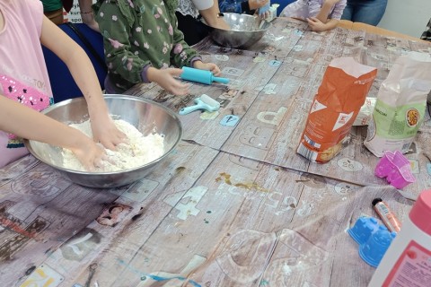 Bawmy się razem - zabawy sensoryczne dla rodziców z dziećmi w wieku 4-5 lat