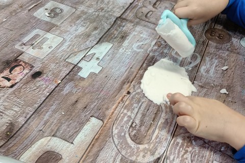 Bawmy się razem - zabawy sensoryczne dla rodziców z dziećmi w wieku 4-5 lat