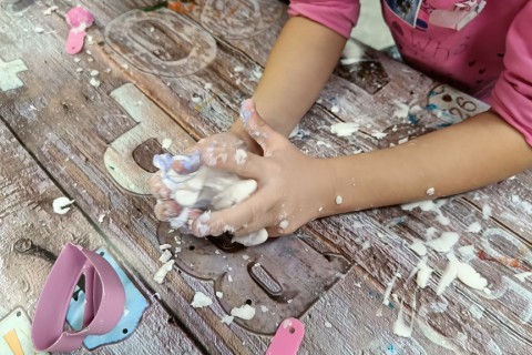 Bawmy się razem - zabawy sensoryczne dla rodziców z dziećmi w wieku 4-5 lat