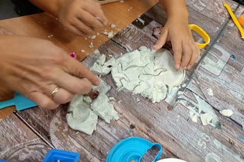 Bawmy się razem - zabawy sensoryczne dla rodziców z dziećmi w wieku 4-5 lat