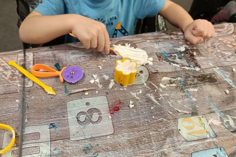 Bawmy się razem - zabawy sensoryczne dla rodziców z dziećmi w wieku 4-5 lat