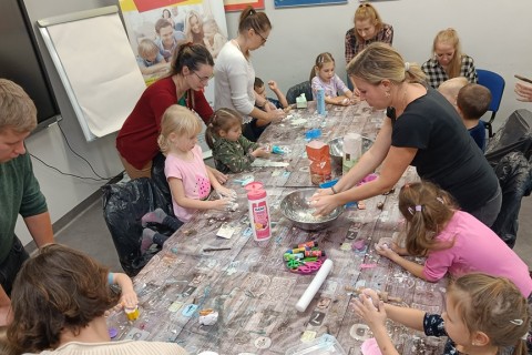 Bawmy się razem - zabawy sensoryczne dla rodziców z dziećmi w wieku 4-5 lat