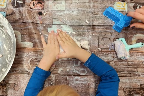 Bawmy się razem - zabawy sensoryczne dla rodziców z dziećmi w wieku 4-5 lat