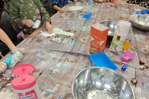 Bawmy się razem - zabawy sensoryczne dla rodziców z dziećmi w wieku 4-5 lat