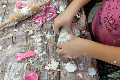 Bawmy się razem - zabawy sensoryczne dla rodziców z dziećmi w wieku 4-5 lat