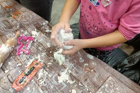 Bawmy się razem - zabawy sensoryczne dla rodziców z dziećmi w wieku 4-5 lat