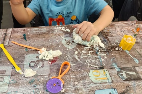 Bawmy się razem - zabawy sensoryczne dla rodziców z dziećmi w wieku 4-5 lat