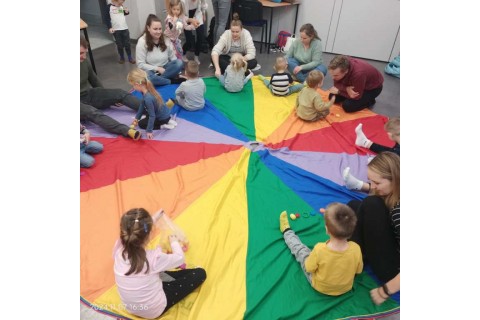 Bawmy się razem -zabawy sensoryczne dla rodziców z dziećmi w wieku 3-5