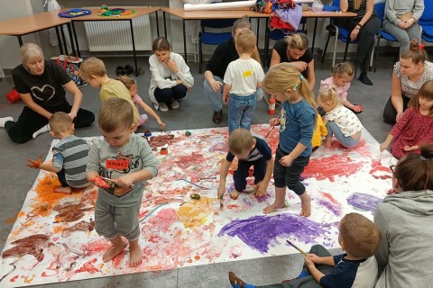 Bawmy się razem -zabawy sensoryczne dla rodziców z dziećmi w wieku 3-5