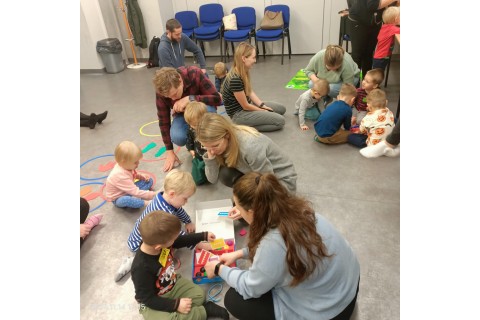 Bawmy się razem -zabawy sensoryczne dla rodziców z dziećmi w wieku 3-5