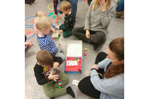 Bawmy się razem -zabawy sensoryczne dla rodziców z dziećmi w wieku 3-5