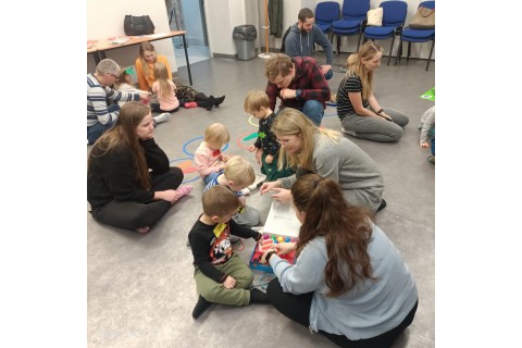 Bawmy się razem -zabawy sensoryczne dla rodziców z dziećmi w wieku 3-5