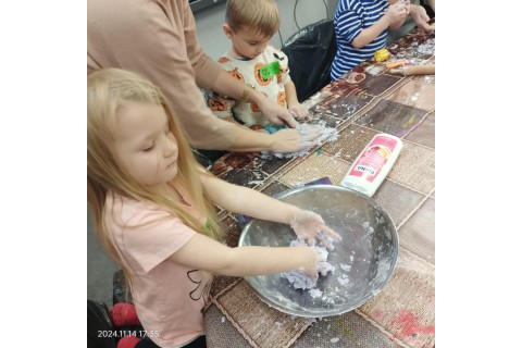 Bawmy się razem -zabawy sensoryczne dla rodziców z dziećmi w wieku 3-5