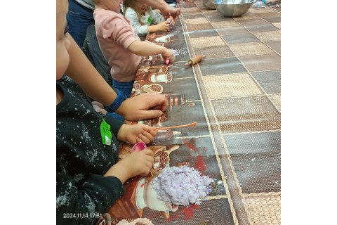 Bawmy się razem -zabawy sensoryczne dla rodziców z dziećmi w wieku 3-5