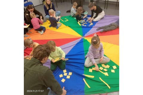 Bawmy się razem - zabawy sensoryczne dla rodziców z dziećmi w wieku 3-5 lat