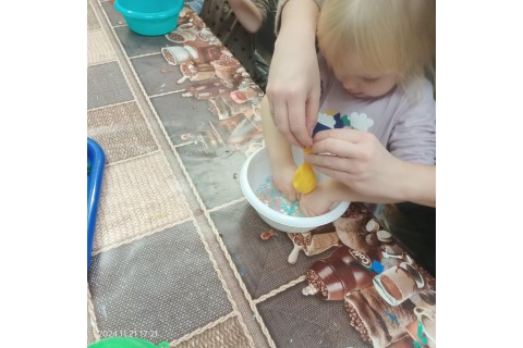 Bawmy się razem - zabawy sensoryczne dla rodziców z dziećmi w wieku 3-5 lat