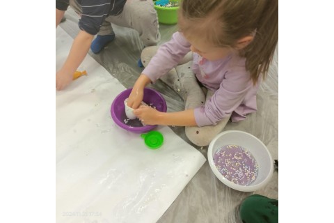 Bawmy się razem - zabawy sensoryczne dla rodziców z dziećmi w wieku 3-5 lat