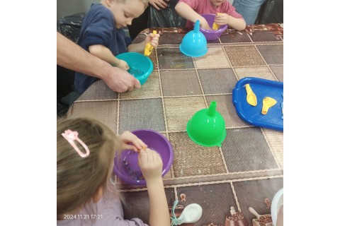 Bawmy się razem - zabawy sensoryczne dla rodziców z dziećmi w wieku 3-5 lat