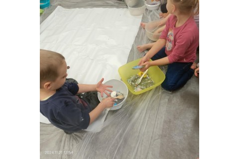 Bawmy się razem - zabawy sensoryczne dla rodziców z dziećmi w wieku 3-5 lat