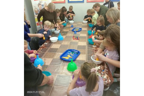 Bawmy się razem - zabawy sensoryczne dla rodziców z dziećmi w wieku 3-5 lat