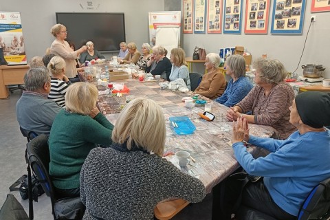 Warsztaty kreatywne dla seniorów - tworzenie świec