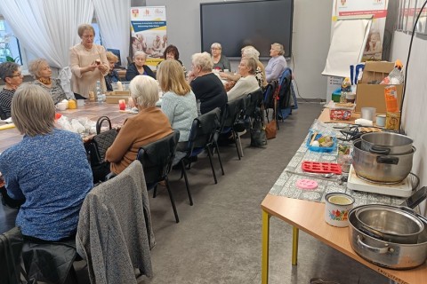 Warsztaty kreatywne dla seniorów - tworzenie świec