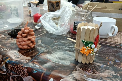 Warsztaty kreatywne dla seniorów - tworzenie świec