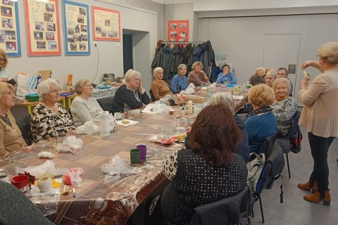 Warsztaty kreatywne dla seniorów - tworzenie świec